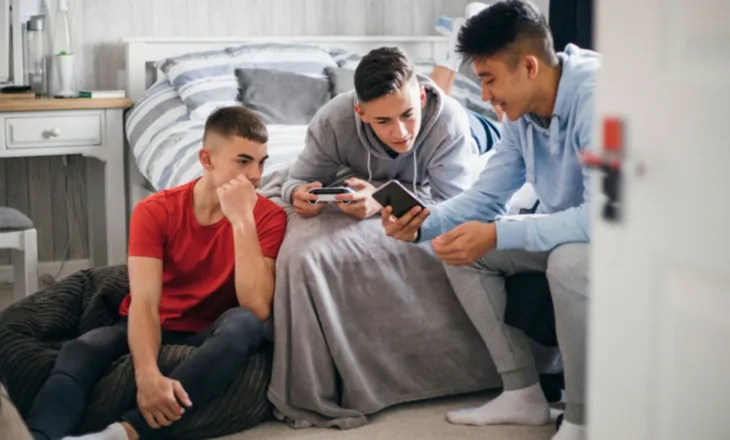 ‘Të përjashtuarit e shoqërisë’/ Ndalimi i rrjeteve dociale te moshat e reja, pasojat në psikologjinë e adoleshentëve