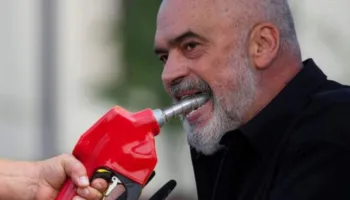 “Të rejat nga spitali i budallenjve”/ Ironia e gazetarit: Rama vendos taksa të reja për të ulur çmimin e naftës