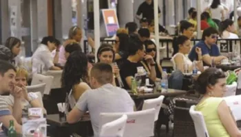 Të rinjtë nuk pinë më alkool, konsumi në bare dhe restorante në pikën më të ulët!