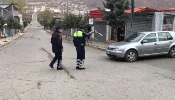 Të rinjtë shoqërohen në Komisariat, familjarët e tyre konfliktohen në një lokal në Bulqizë, tre të plagosur me mjete prerëse