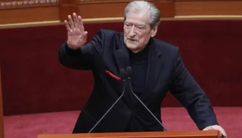 ‘Të rrëzojmë diktaturën’/ Berisha thirrje qytetarëve: Më 12 mars të mblidhemi para Kuvendit