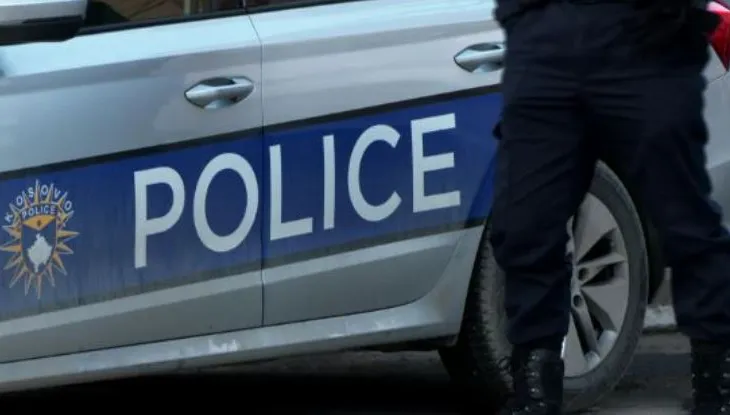 Të shtëna me armë në Mitrovicë, një person hap zjarr në drejtim të një mjeti në lëvizje