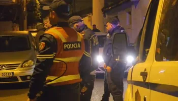 Të shtënat me armë zjarri pranë Policisë, arrestohet shoferi dhe pasagjeri 17-vjeçar