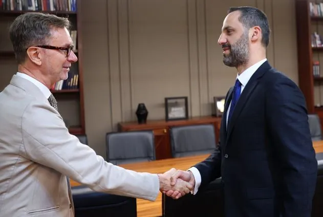 “Të vijojë përpjekja, kundër krimit të organizuar”/ Ambasadori i BE-së, Gonzato takon Ministrin e Brendshëm Lamallarin