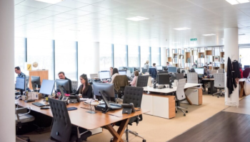 Teknologjia ul numrin e të punësuarve në zyra, turizmi dhe ndërtimi me rritje