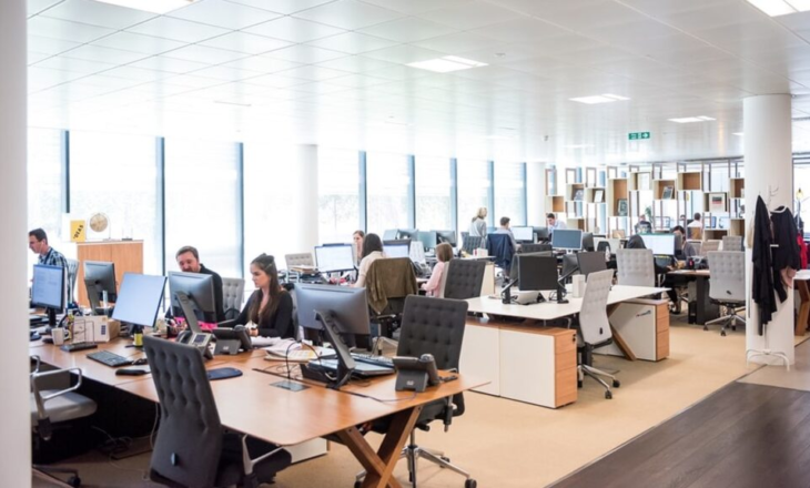 Teknologjia ul numrin e të punësuarve në zyra, turizmi dhe ndërtimi me rritje