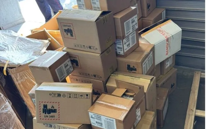 Telefona dhe smartwatch, bllokohen rreth 1 mijë pajisje elektronike në Rinas