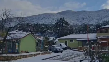 Temperaturat e ulëta/ Reshje dëbore edhe në Llogara, rruga e kalueshme nuk raportohen probleme