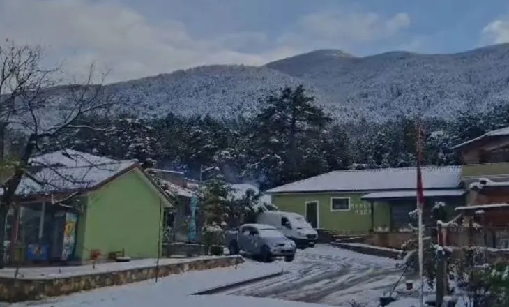 Temperaturat e ulëta/ Reshje dëbore edhe në Llogara, rruga e kalueshme nuk raportohen probleme