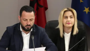Tension në Komisionin për Diasporën; Arkend Balla – Ina Zhupës: Lini dhunën, t’i kthehemi punës