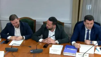 Tension në Komisionin për Diasporën/ Deputeti i PS thumbon Zhupën: Jeni kthyer Partia Molotov, dhuna nuk është protestë