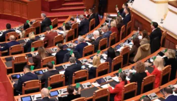 Tensione dhe bojkot në Kuvend, opozita braktis sallën, mazhoranca kalon e vetme ligjet në bllok