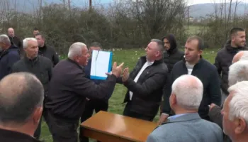 Tensione gjatë dëgjesës publike në Bulqizë, banorët e Gjoricës përplasen me bashkinë: Mos na merrni kullotat!