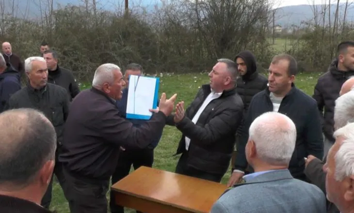 Tensione gjatë dëgjesës publike në Bulqizë, banorët e Gjoricës përplasen me bashkinë: Mos na merrni kullotat!