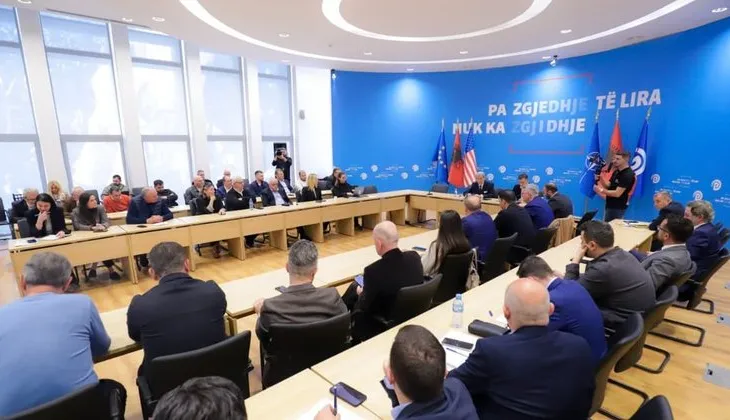 Tensione në PD pas përjashtimeve: Dy krerët e degëve lokale futen në selinë e PD-së dhe përplasen me Flamur Nokën