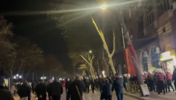 Tensione në protestën e opozitës! Hodhën molotov në selinë e PS, qytetarët nisen drejt Drejtorisë së Policisë