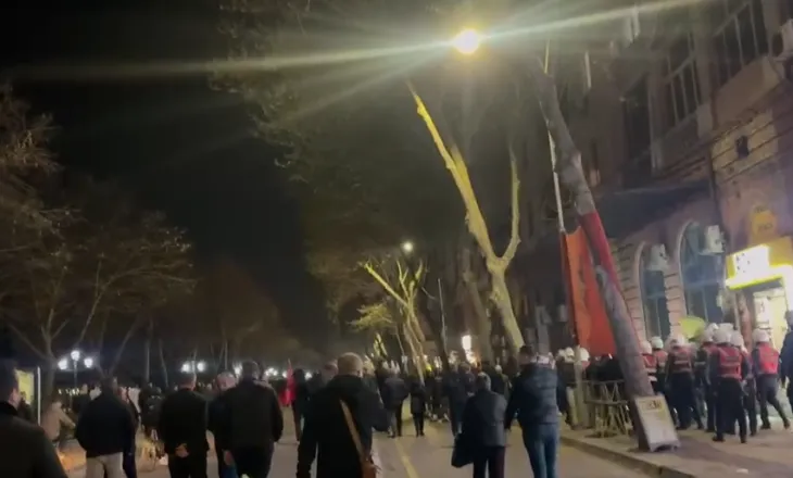 Tensione në protestën e opozitës! Hodhën molotov në selinë e PS, qytetarët nisen drejt Drejtorisë së Policisë