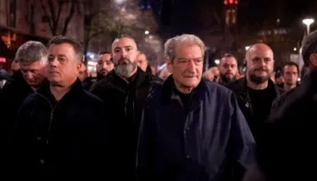 Tensionet në protestën e opozitës, lëndohet Berisha