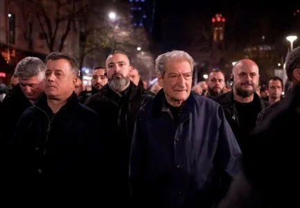 Tensionet në protestën e opozitës, lëndohet Berisha