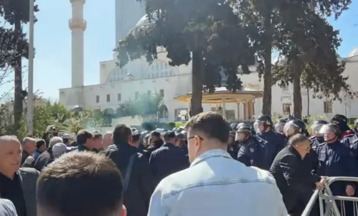 Tensionohet situata jashtë Kuvendit, protestuesit tentojnë të thyejnë kordonin e policisë, hidhet sprej drejt tyre