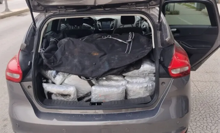 Tentoi të kalonte 60 kg marijuanë në kufi, arrestohet një 18-vjeçar