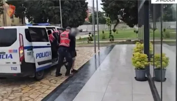 Tentoi të vjedhë dy makina, dëmtoi njërën prej tyre, vihet në pranga 58- vjeçari nga Vraka…