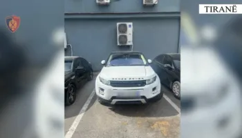 Tentuan të shisnin në Shqipëri makina të vjedhura jashtë, procedohen penalisht dy persona në Tiranë dhe shpallen në kërkim dy të tjerë