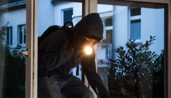 Tentuan të vidhnin argjendarinë, arrestohen pas disa ditësh arrati dy të rinjtë laçianë