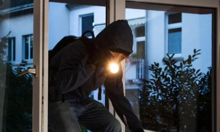 Tentuan të vidhnin argjendarinë, arrestohen pas disa ditësh arrati dy të rinjtë laçianë