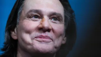 Thashethemet dhe teoritë për Jim Carreyn që pushtuan internetin, fansat menduan se nuk ishte vetë aktori në daljen e tij të fundit, ja si përgjigjet ylli i Hollivudit