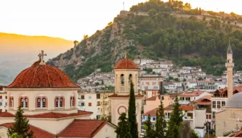 “The Sun”: Shqipëria, destinacioni sekret i Evropës me qytete antike dhe bregdet mahnitës