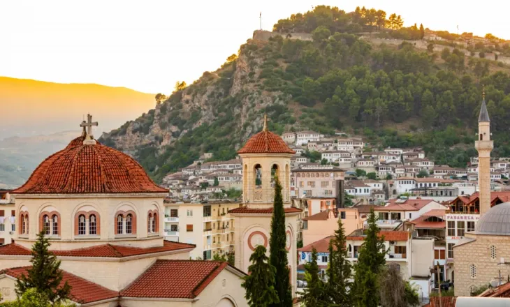 “The Sun”: Shqipëria, destinacioni sekret i Evropës me qytete antike dhe bregdet mahnitës