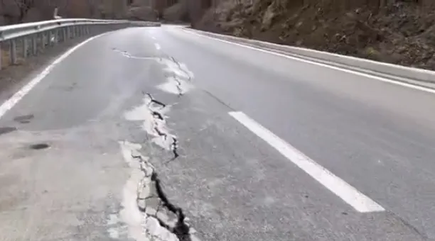 Thellohet skandali! Çahet përsëri asfalti i rrugës Maliq-Lozhan, segmenti alternativ drejt juglindjes