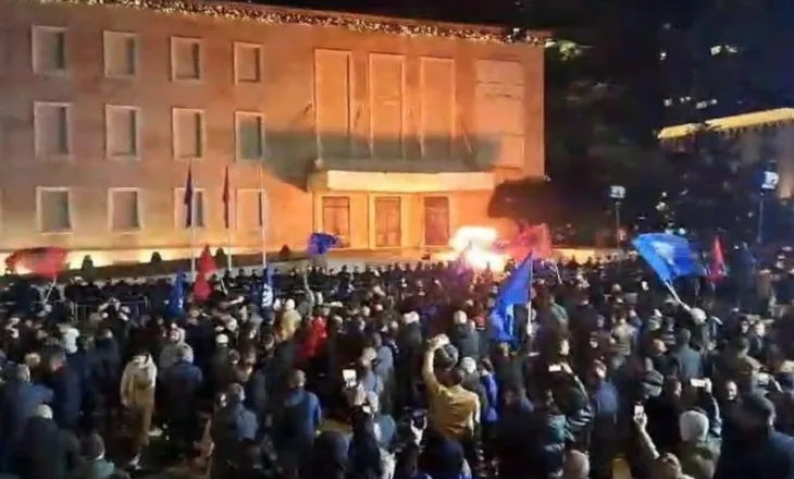 Thirrja, Boçi: Nëse nuk pranon që Shqipëria të trajtohet si plaçkë personale e Edi Ramës, protesto!