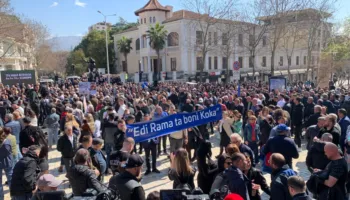 Thirrja ironike nga protesta: Edi Rama “ta boni Koka” (FOTO LAJM)