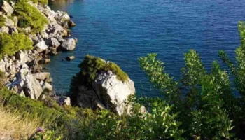 Thriller në Greqi! Gjenden brenda një valixheje eshtrat e dy personave në liqenin artificial të një resorti turistik