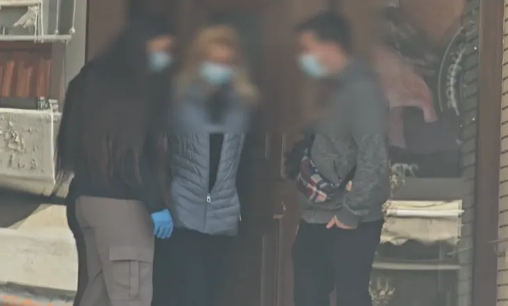 Thriller në Greqi! Nënë e bijë gjenden të vdekura në një dhomë “të vulosur”, trupat e tyre të dekompozuar, roli i djalit