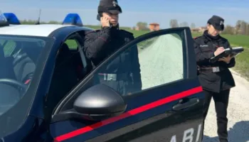 Thriller në Itali/ Shqiptari përfshihet në aksident, kërcënon me pistoletë policët dhe bën për spital 2 mjekët që i shkuan për ndihmë