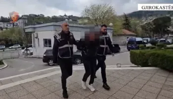 Thyen masën e sigurisë dhe mbanin radio policie në makinë, dy të arrestuar në Gjirokastër (VIDEO)