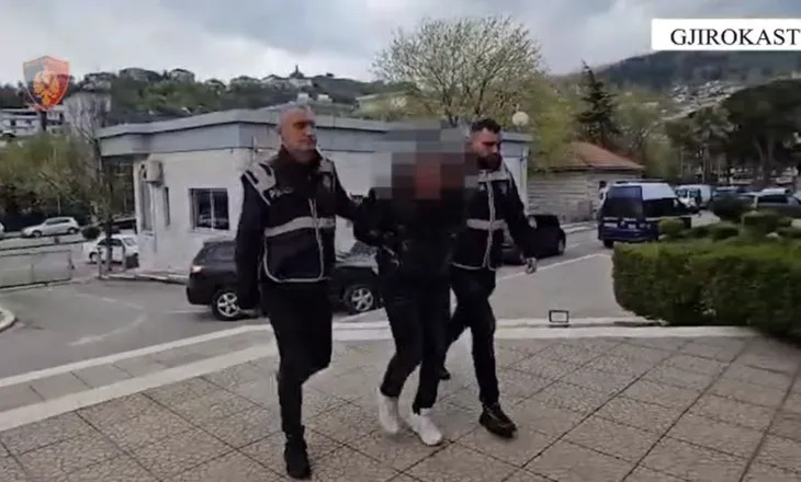 Thyen masën e sigurisë dhe mbanin radio policie në makinë, dy të arrestuar në Gjirokastër (VIDEO)