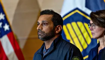 “Ti je viktima e radhës”/ Hakerët sfidojnë hapur drejtorin e FBI-së, publikohen dokumente personale në rrjet