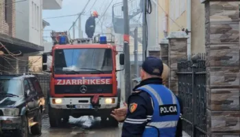 Tiranë, banesa përfshihet nga flakët, i zoti i shtëpisë humb jetën