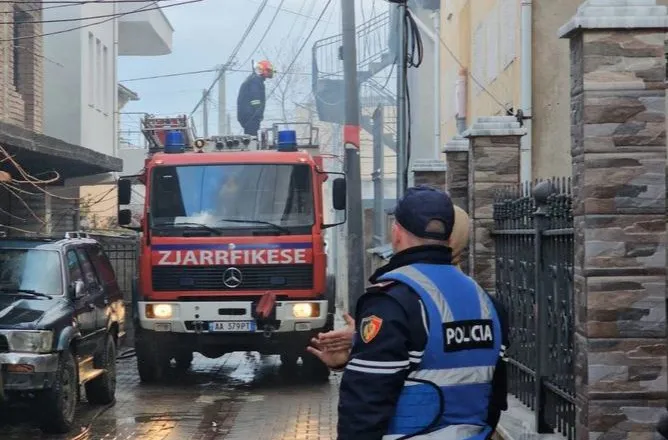 Tiranë, banesa përfshihet nga flakët, i zoti i shtëpisë humb jetën