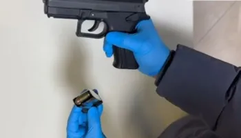 Tiranë/ Lëvizte me pistoletë dhe municion luftarak te rrethrrotullimi i Astirit, përfundon në pranga 33-vjeçari