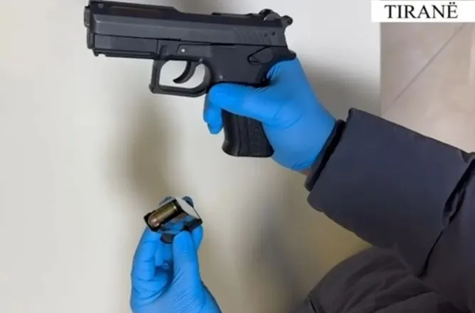 Tiranë/ Lëvizte me pistoletë dhe municion luftarak te rrethrrotullimi i Astirit, përfundon në pranga 33-vjeçari