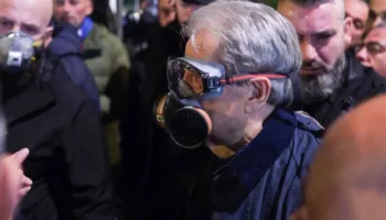 “Tiranë në prag shpërthimi”/ Berisha: Nuk ndalemi pa rrëzuar regjimin