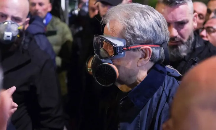 “Tiranë në prag shpërthimi”/ Berisha: Nuk ndalemi pa rrëzuar regjimin