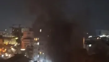 Tiranë/ Zjarr në një pallat në zonën e ‘Ali Demit’, humb jetën i moshuari