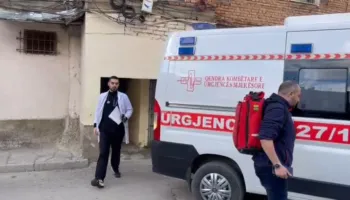 Tjetër dramë për familjen korçare, vajza e mitur tenton përsëri vetëvrasjen me hedhje nga pallati, e shpëton banori!