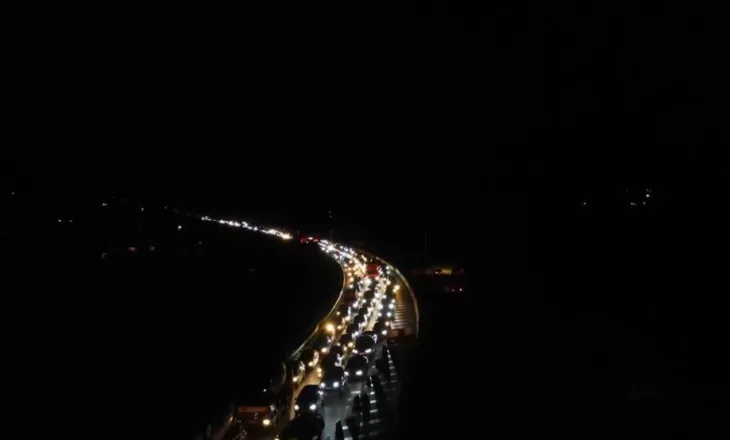 Trafik i rënduar në autostradë, makinat presin me orë për të hyrë në Elbasan